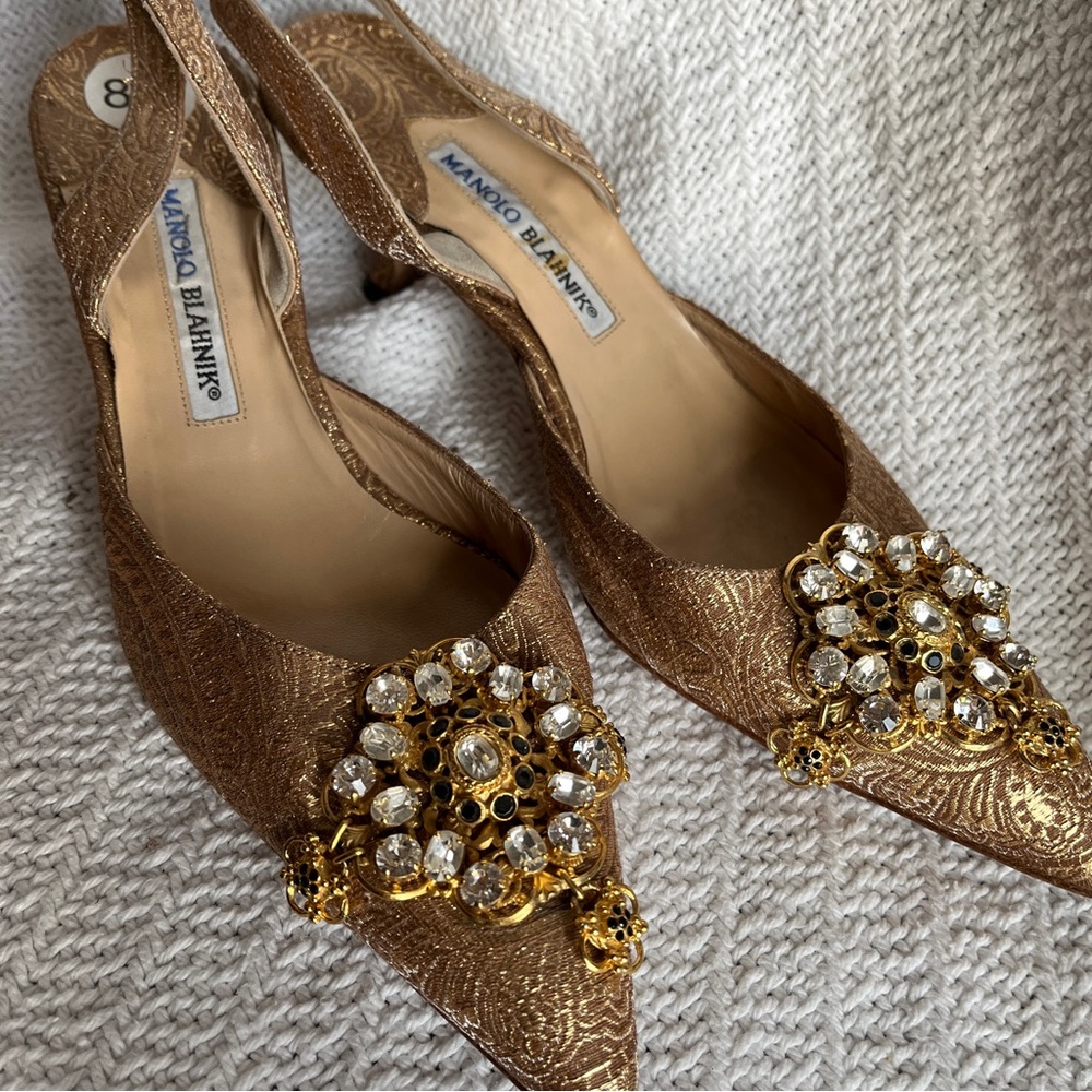 Rare vintage 8.5 MANOLO BLANNIKO kitten heel golden with jewels